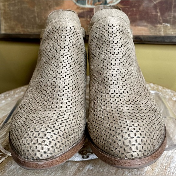 EUC Fergalicuus by Fergie “Erikka” Ankle Bootie in Excellent Condition. Size 7 - Picture 10 of 14